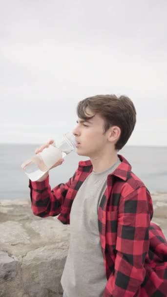 Guapo Adolescente Bebiendo Agua Una Botella Aire Libre Vida Sana — Vídeos de Stock
