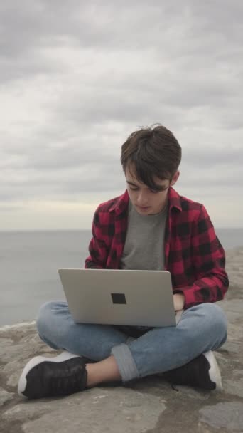 青少年男孩在户外的笔记本电脑上庆祝好消息 — 图库视频影像