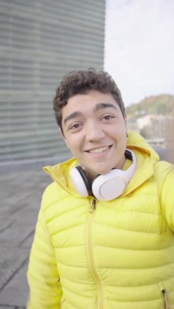 Skutečný Fotoaparát Pohled Hispánské Teenager Vliv Chlapec Žít Streaming Venku — Stock video