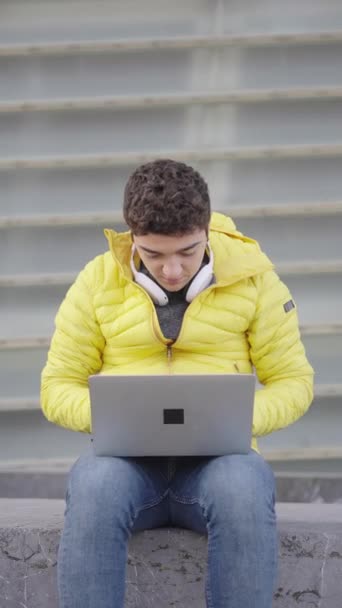 Quadro Vertical Jovem Hispânico Trabalhando Laptop Seguida Celebrando Sucesso Olhando — Vídeo de Stock