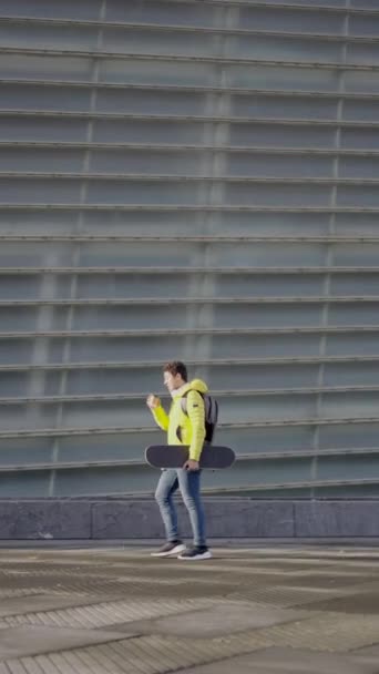 Spanyol Asıllı Genç Adam Kaykayını Dışarıda Tutarken Yürüyordu — Stok video