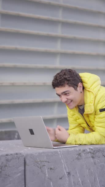 Вертикальна Рамка Молодого Іспаномовного Чоловіка Має Відеодзвінок Ноутбук Відкритому Повітрі — стокове відео