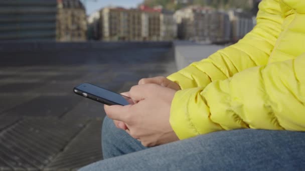 Fechar Mãos Usando Telefone Digitando Livre — Vídeo de Stock