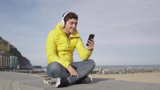 Spanyol Genç Çocuk Dışarıda Telefonda Video Konferansı Yapıyor — Stok video