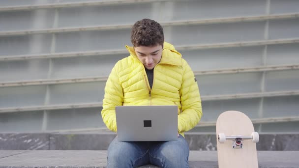 Hispánský Teenager Chlapec Pracuje Notebooku Venku Pak Slaví Dobré Výsledky — Stock video