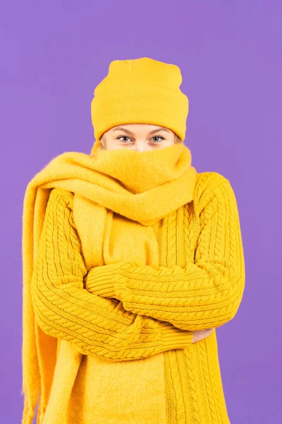 腕交差女性上の冬服取得寒さ隔離上の紫の背景 — ストック写真
