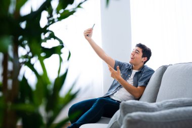 Sosyal medya için içerik oluşturan bir etken. İspanyol ergen çocuk telefonda video görüşmesi yapıyor..