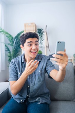 Nüfuz Edici, sosyal medya için bilgi kaydediyor. İspanyol ergen çocuk video görüşmesi yapıyor ya da telefonda canlı yayın yapıyor..