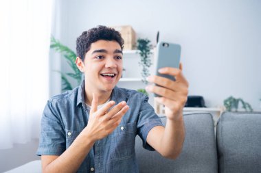 İspanyol Etkilenen canlı yayında ya da oturma odasında telefonla video görüşmesi yapıyor.