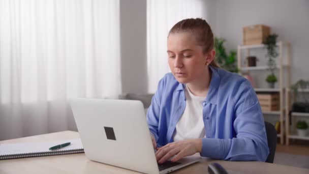 Mulher Bonita Trabalhando Casa Laptop Recebendo Más Notícias Laptop — Vídeo de Stock