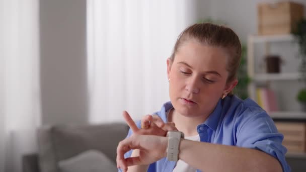 Mladá Žena Posílá Hlasovou Schránku Smartwatch — Stock video