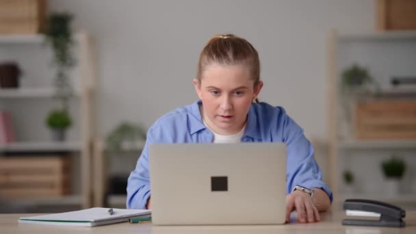 Young Pretty Woman Working Laptop Receiving Positive Surprise Continues Typing — Vídeo de stock