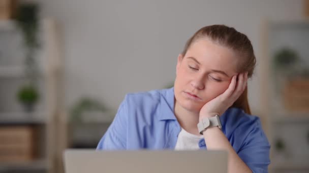 Joven Linda Mujer Aburrida Cansada Trabajo Delante Computadora Portátil — Vídeo de stock