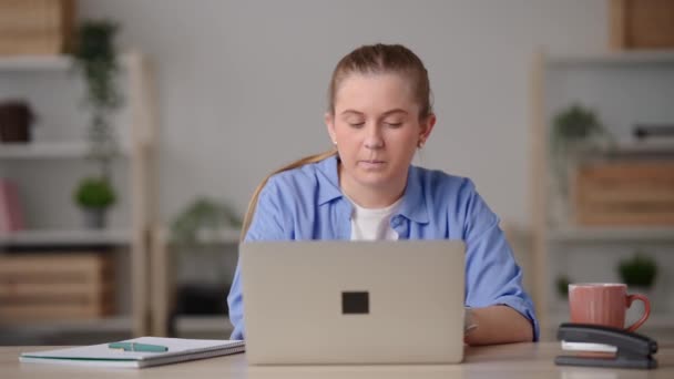 Freelancer Trabajando Laptop Mujer Joven Cierre Portátil Estiramiento — Vídeo de stock