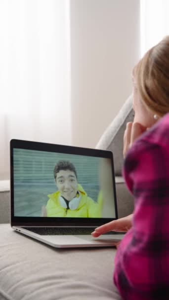 Žena Sleduje Živé Streamování Vlivný Chlapec Notebooku — Stock video