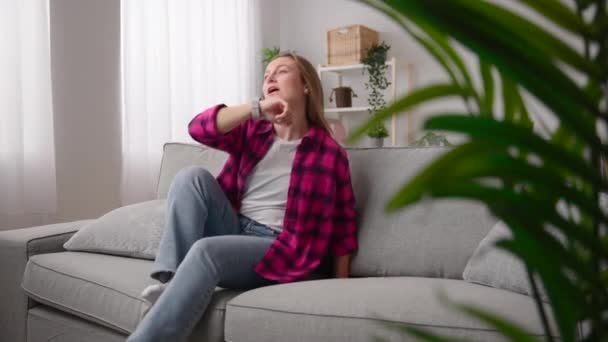 Mujer Joven Hablando Reloj Inteligente Mientras Está Sentado Sofá — Vídeo de stock
