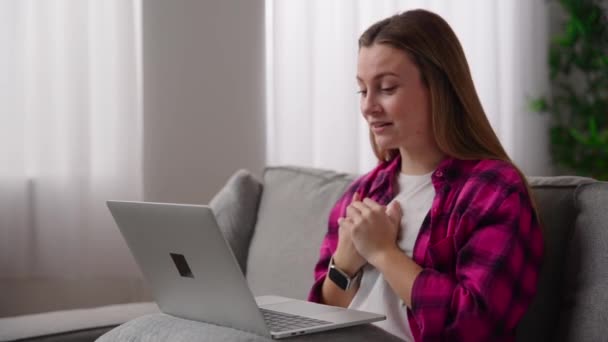 Позитивна Молода Жінка Має Відеодзвінок Ноутбук Сидячи Дивані — стокове відео