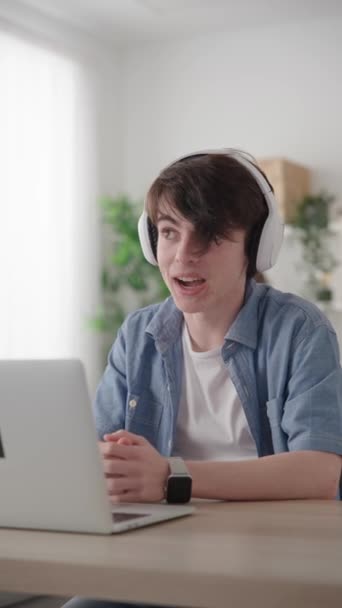 Tieners Die Thuis Een Videogesprek Hebben Opgewonden Jongen Praten Laptop — Stockvideo