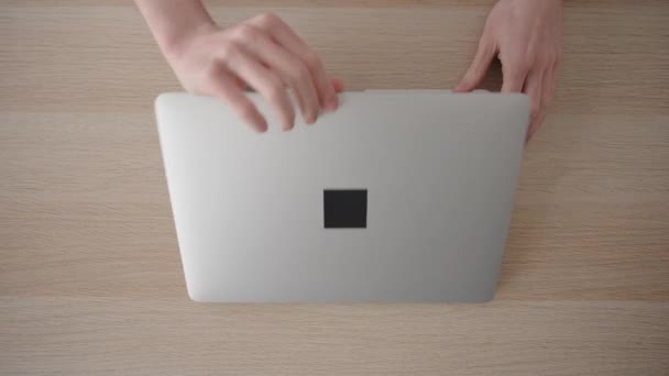 Vista Cima Mãos Que Abrem Computador Portátil Então Começa Digitar — Vídeo de Stock