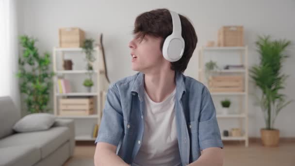 Skutečná Webkamera Pohled Teenager Chlapec Mluví Kamerou Videohovoru Domova — Stock video