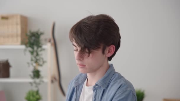 Мальчик Подросток Отправляет Голосовое Сообщение Напоминание Умных Часах — стоковое видео