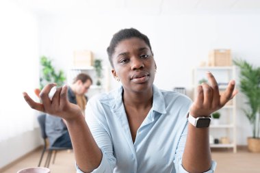 Webcam 'de siyahi bir kadının görüntüsü var. Öğretmen kaydı çevrimiçi öğretim