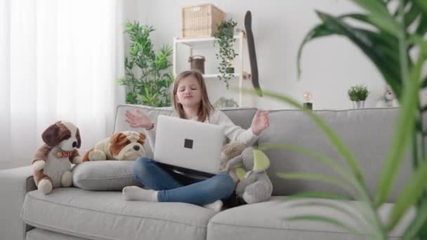 Дитина Танцює Дивані Маленька Дівчинка Слухає Музику Ноутбуці — стокове відео