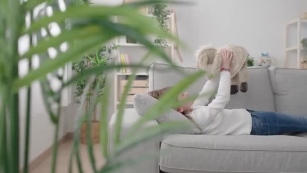 Enfant Parlant Jouet Mou Posé Sur Canapé Concept Créativité Imagination — Video