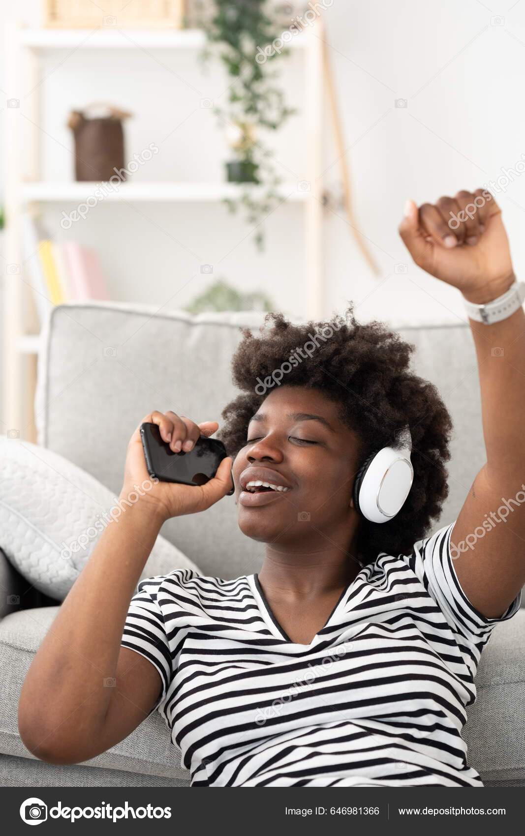 Relaxe a mulher negra no chão e o laptop para uma pausa na