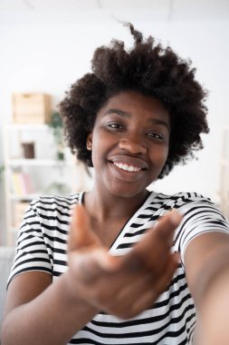 Kamerayla konuşan Afrikalı Amerikalı genç bir kadının kamera görüntüsü..