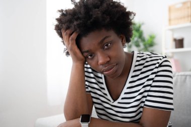 Siyah üzgün kadın kameraya bakıyor. Stres, endişe ve depresyon kavramı.