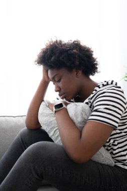 Afro-Amerikalı üzgün kadın problemler hakkında düşünüyor ve aşağı bakıyor. Depresyon, endişe, akıl sağlığı ve ırkçılık kavramı.