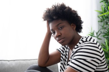 Kameraya bakan üzgün, ciddi siyahi kadın. Depresyon kavramı