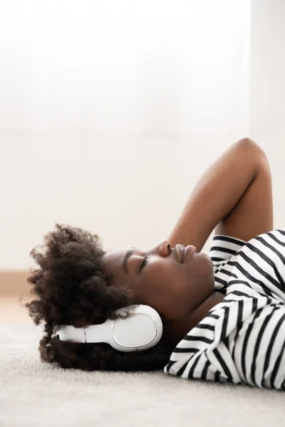 Μαύρη Γυναίκα Ξαπλωμένη Στο Πάτωμα Και Ακούγοντας Χαλαρωτική Μουσική Στα — Φωτογραφία Αρχείου