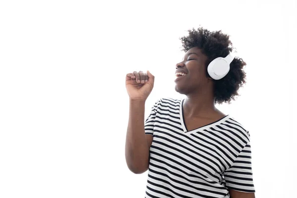 Απομονωμένη Αφρο Αμερικανίδα Που Τραγουδάει Και Ακούει Μουσική Στα Ακουστικά — Φωτογραφία Αρχείου
