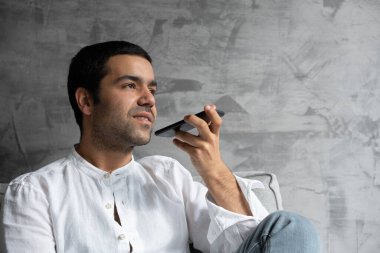İspanyol genç adam telefonla sesli mesaj gönderiyor..