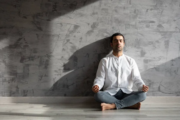 Hispanic Young Man Meditating Lotus Pose Sunset Sunrise Light Indoors — Stock Photo, Image