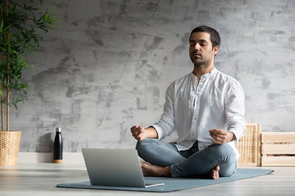Professor Ioga Hispânico Meditando Frente Laptop Dentro Casa Estudante Seguindo — Fotografia de Stock