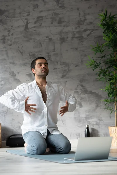 Hispanik Genç Adam Internette Meditasyon Eğitimini Takip Ediyor Yoga Öğretmeni — Stok fotoğraf