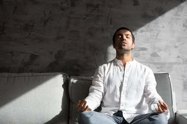 Латиноамериканец Делает Дыхательные Упражнения Медитирует Сидя Диване Помещении — стоковое фото