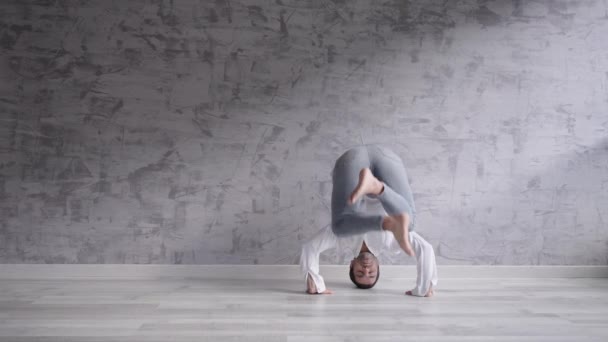 Spaanse Man Die Acroyoga Acrobatische Yoga Binnen Beoefent — Stockvideo