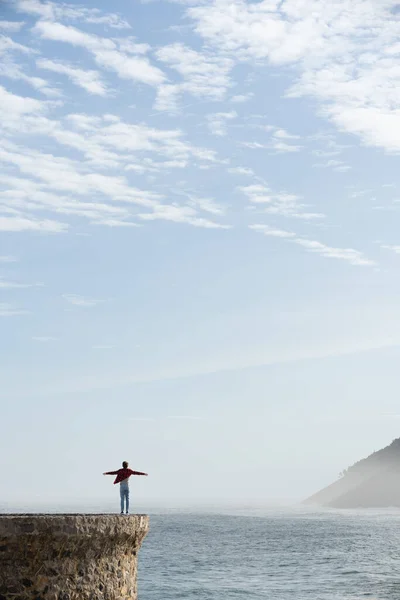 人の腕は空のコピースペースが付いている海岸で延長される 自由と呼吸の深い概念 — ストック写真