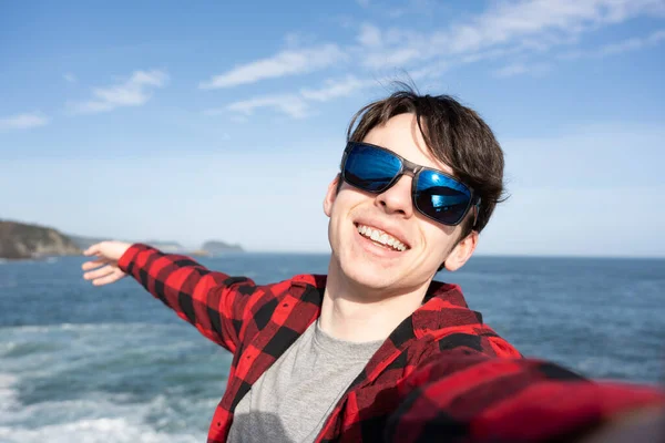 Selfie Portret Nastolatka Pokazując Krajobraz Morski Turysta Okularach Słonecznych Uśmiechnięty — Zdjęcie stockowe