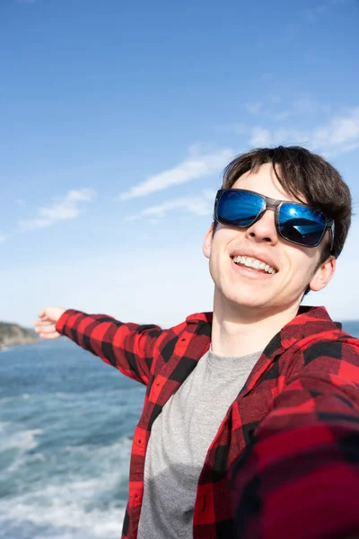 Sahilde Gülümseyen Yakışıklı Bir Gencin Portresi Turist Selfie Çekiyor — Stok fotoğraf