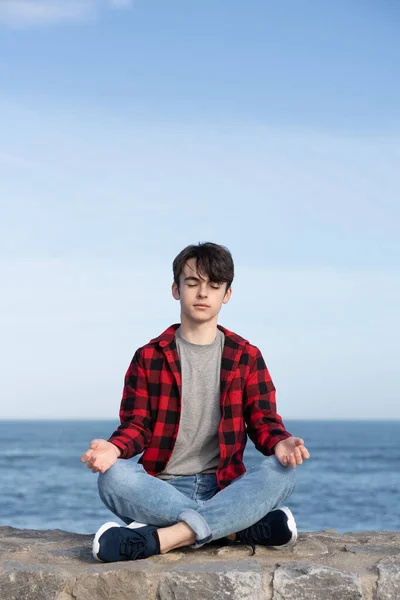 Подросток Сидящий Позе Лотоса Побережье Человек Медитирующий Открытом Воздухе Памятование — стоковое фото