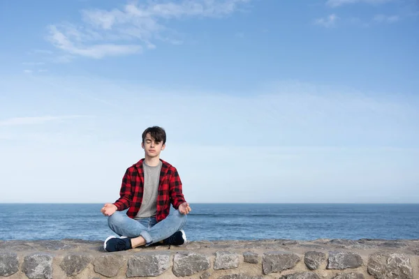 少年在海滨的户外冥想 反思和精神健康概念 — 图库照片