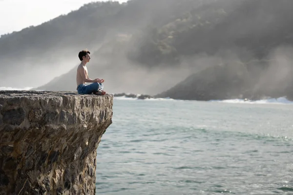 Sahilde Meditasyon Yapan Tişörtsüz Genç Bir Çocuk Duvarda Oturuyor Farkındalık — Stok fotoğraf