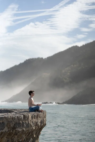 Genç Çocuk Güzel Bir Manzarada Meditasyon Yapıyor Gömleksiz Insan Dışarıda — Stok fotoğraf