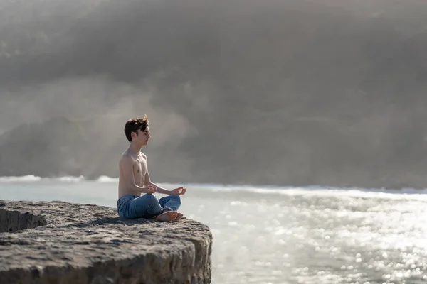 Tişörtsüz Genç Çocuk Dışarıda Meditasyon Yapıyor Duvarda Oturuyor — Stok fotoğraf