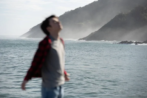 人の美しい風景の中に深く呼吸に焦点を当てていない 海岸線で10代の男の子 — ストック写真